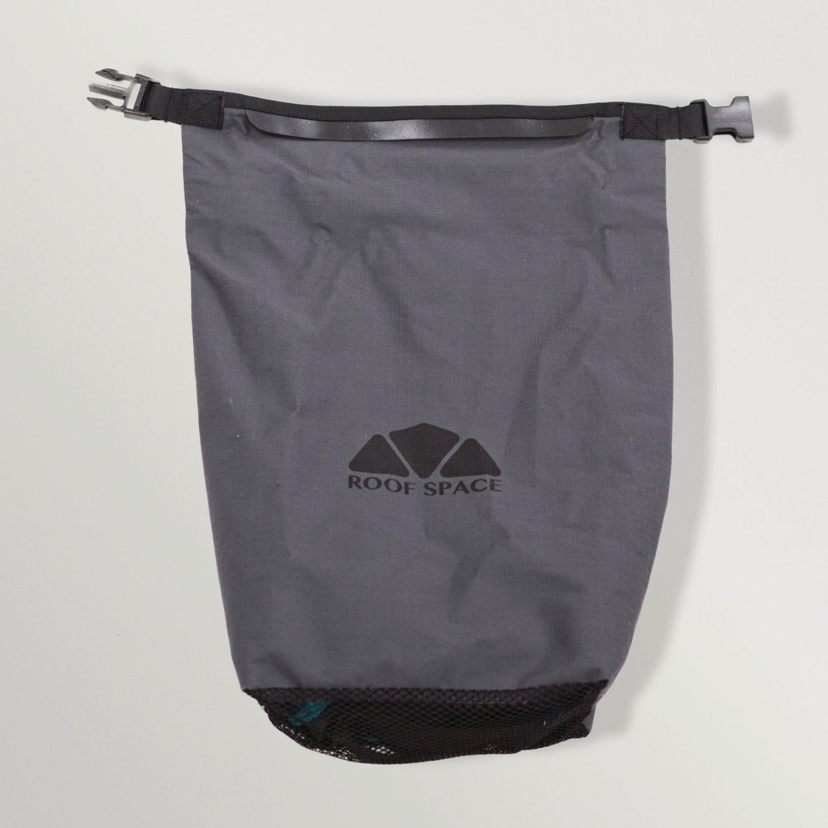 Grauer wasserdichter Schuhbeutel mit schwarzem Netzboden, verstellbarem Gurt und Roof Space Logo