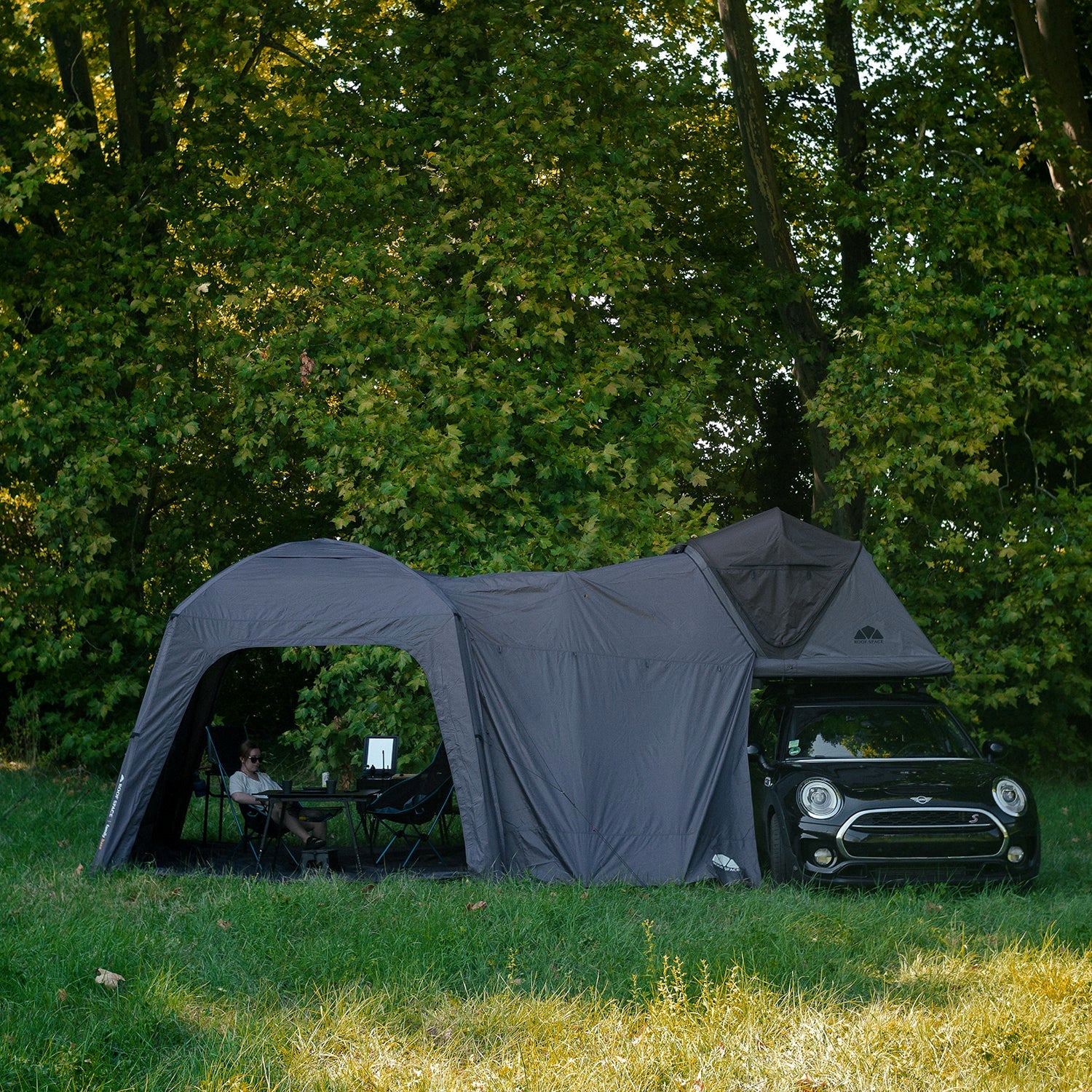 Vue complète annexe de tente de toit Family Base avec une Roof Space 2 déployée sur une voiture Mini