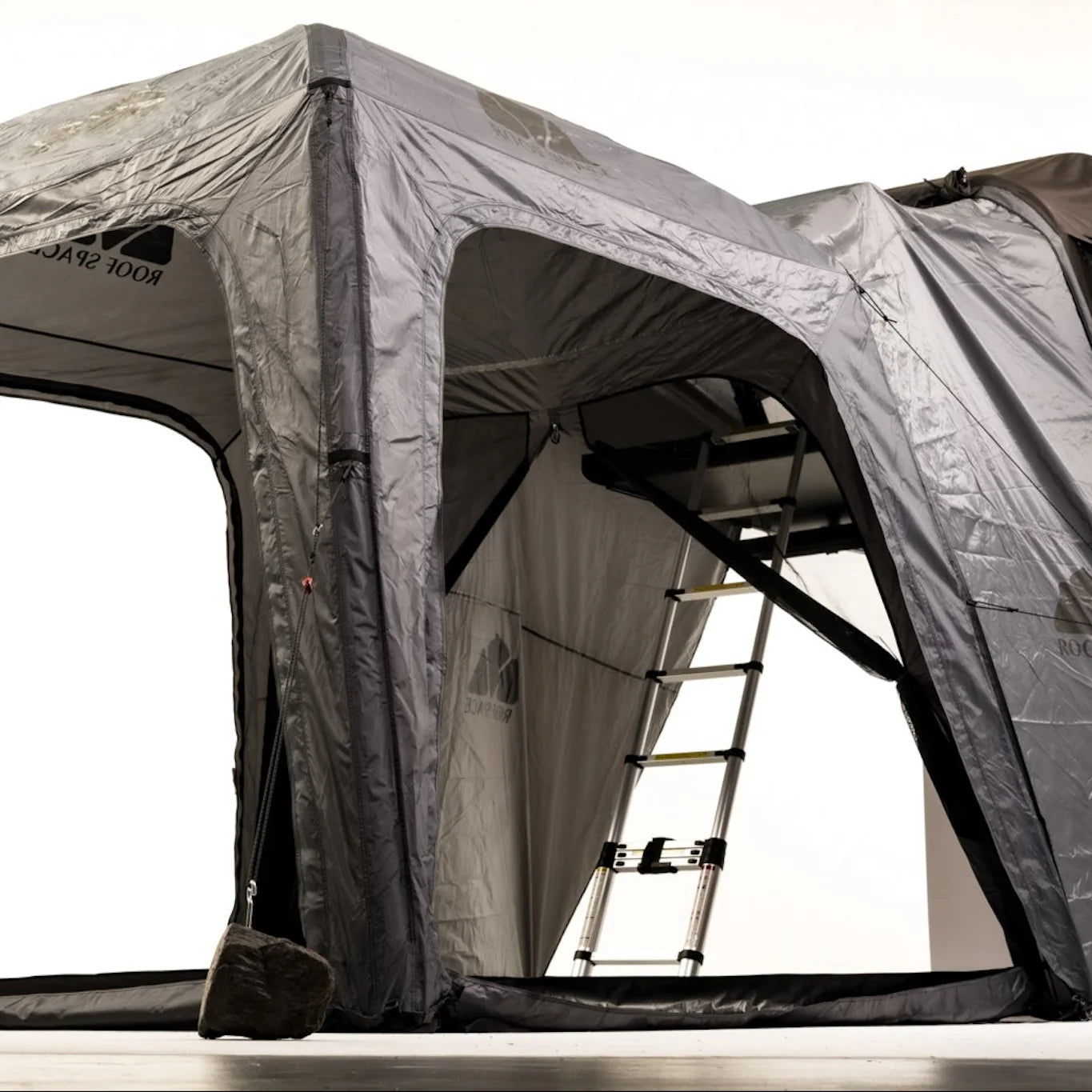 Vue intérieure annexe de tente de toit Roof Space Family Base