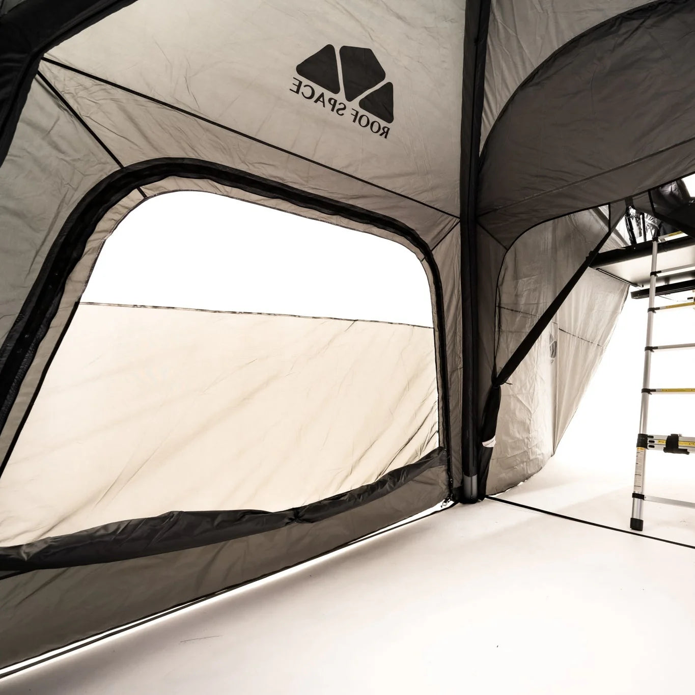 Intérieur annexe de tente de toit Roof Space Family Base