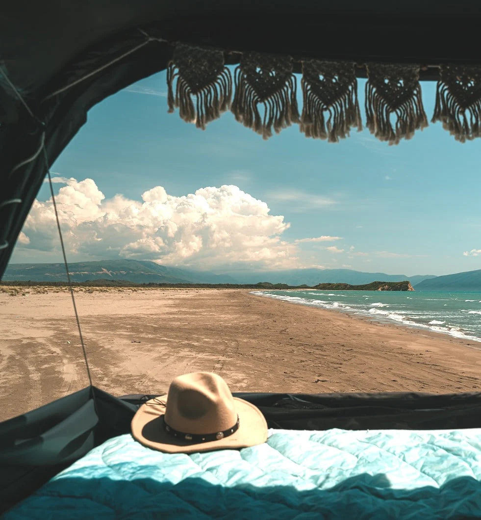 Magnifique vue sur une plage grâce au mode panoramique de la tente de toit Roof Space