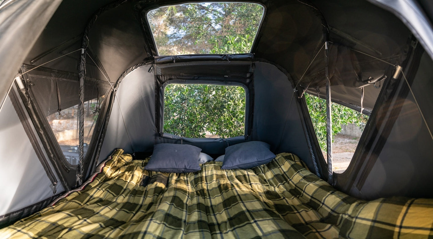 Dormir confortablement en tente de toit toute l’année : isolation, condensation et accessoires indispensables