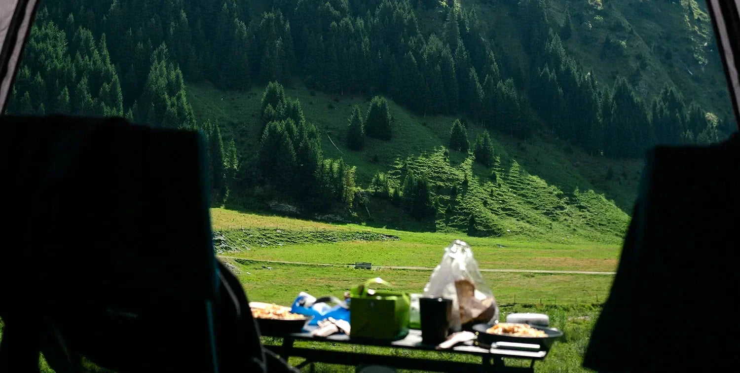 Tente de toit et réglementation : où a-t-on vraiment le droit de dormir en France (et en Europe) ?