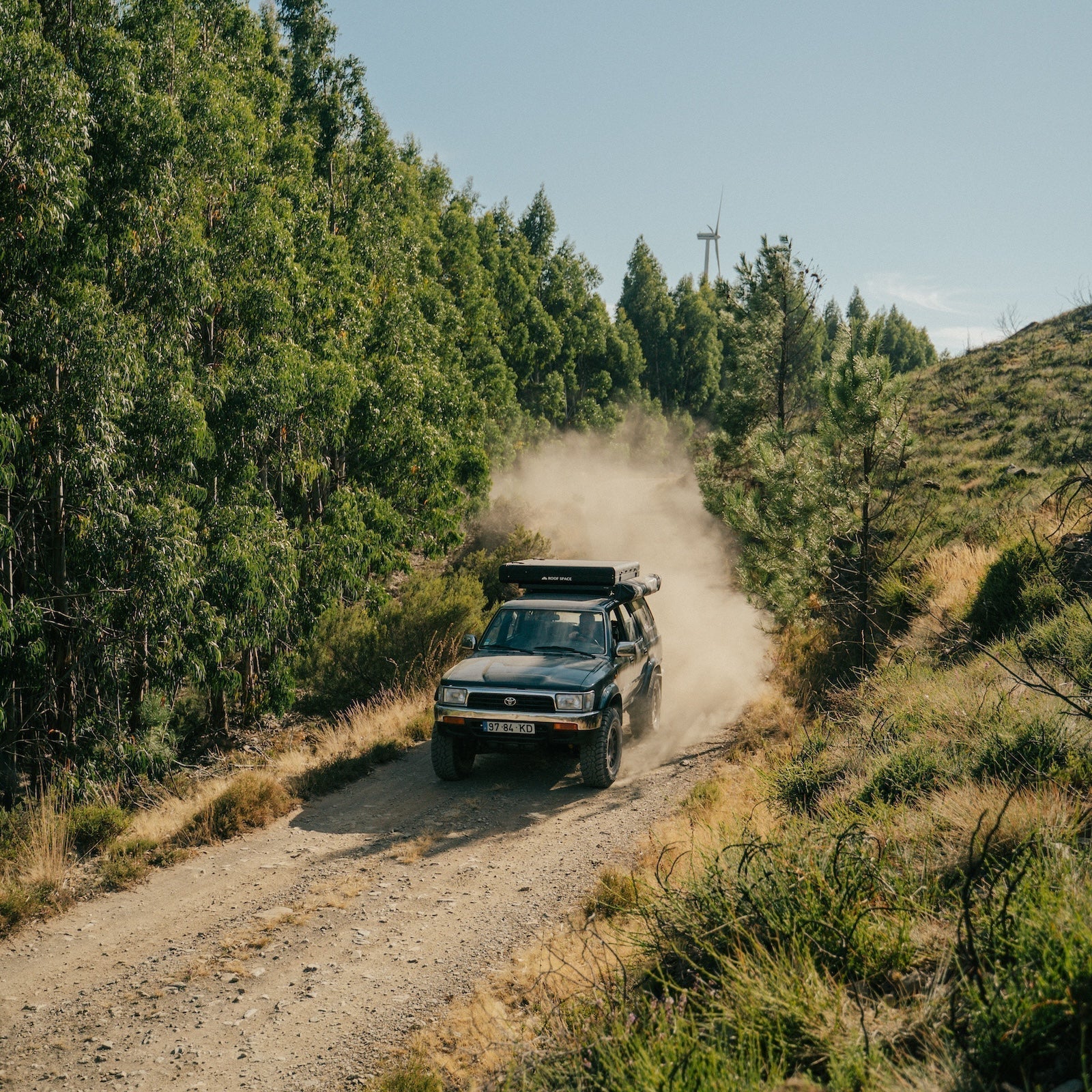 Voyager en 4x4 avec une tente de toit : préparation, réglementation et conseils