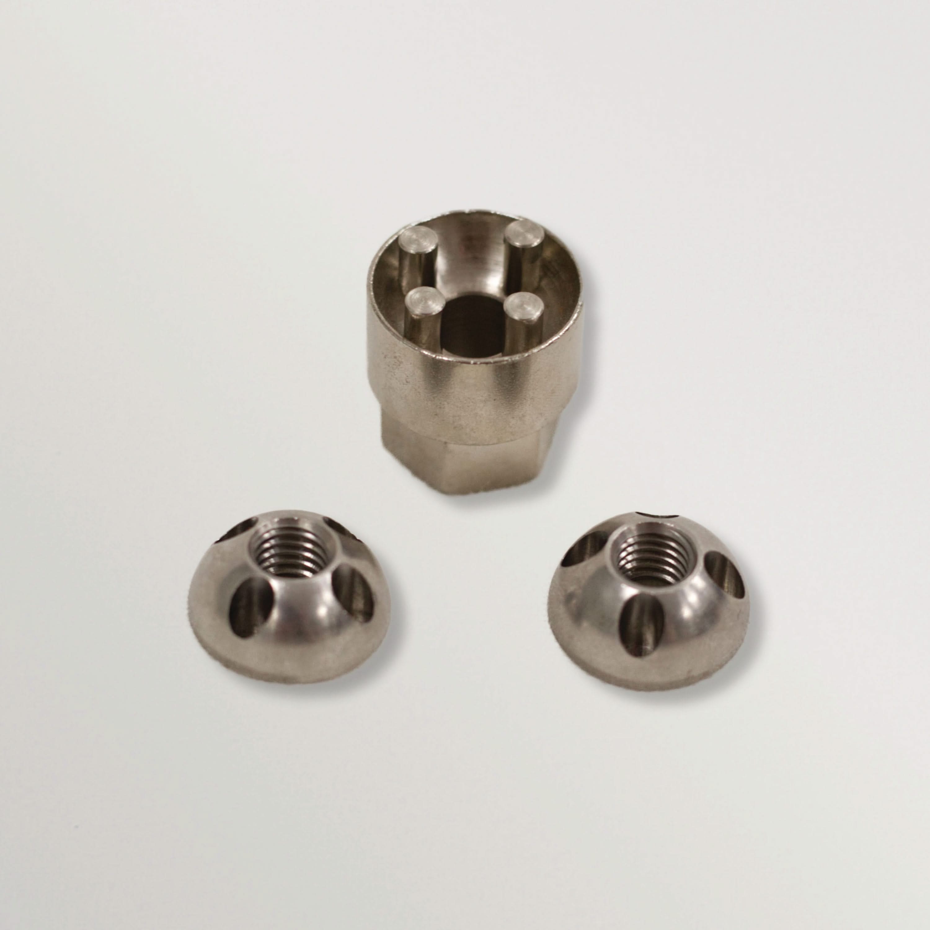 Gros plan sur un écrou antivol en acier, conçu pour protéger les tentes de toit contre le vol. L'écrou présente une indentation spéciale nécessitant une clé spéciale pour le démontage.