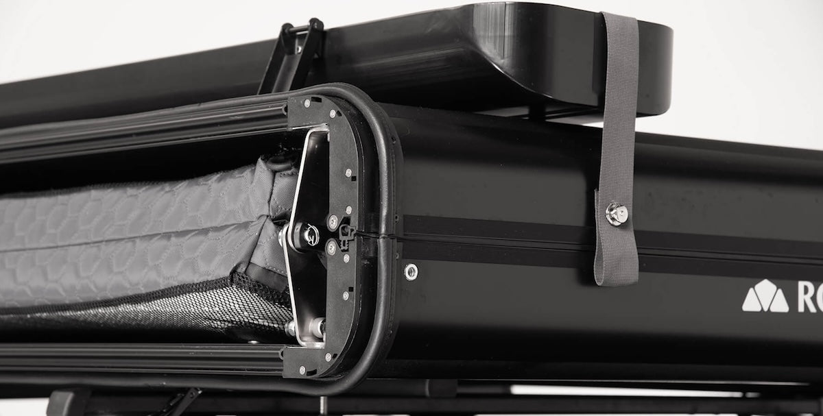 Espace de rangement dans le coffre fermé de la tente de toit Roof Space 4 pour 4 personnes.