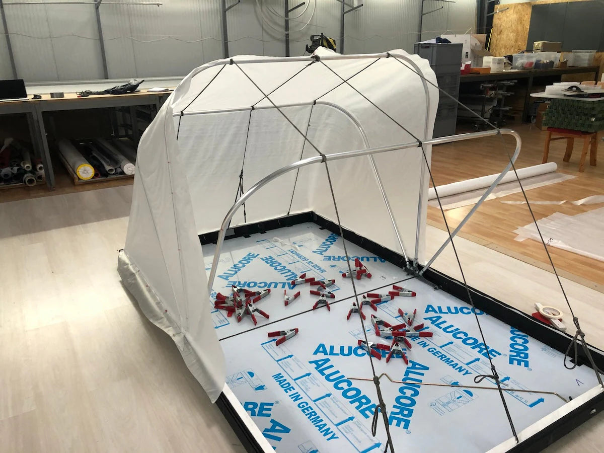 Travail sur un prototype de tente de toit Roof Space