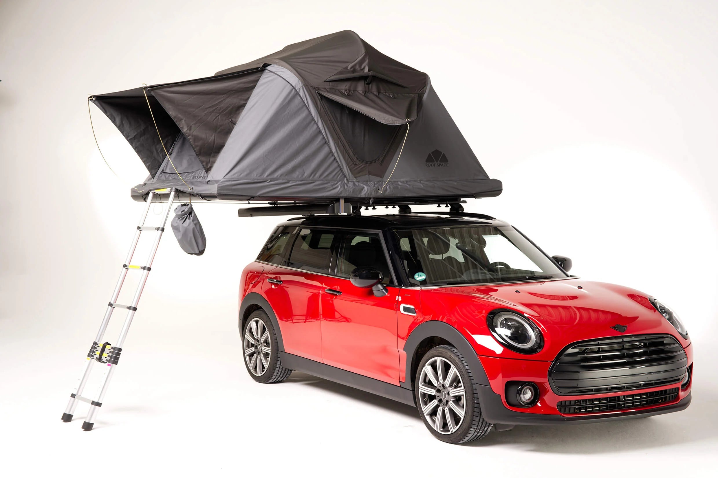 Tente de toit 2 places Roof Space 2 ouverte sur une voiture de la marque Mini