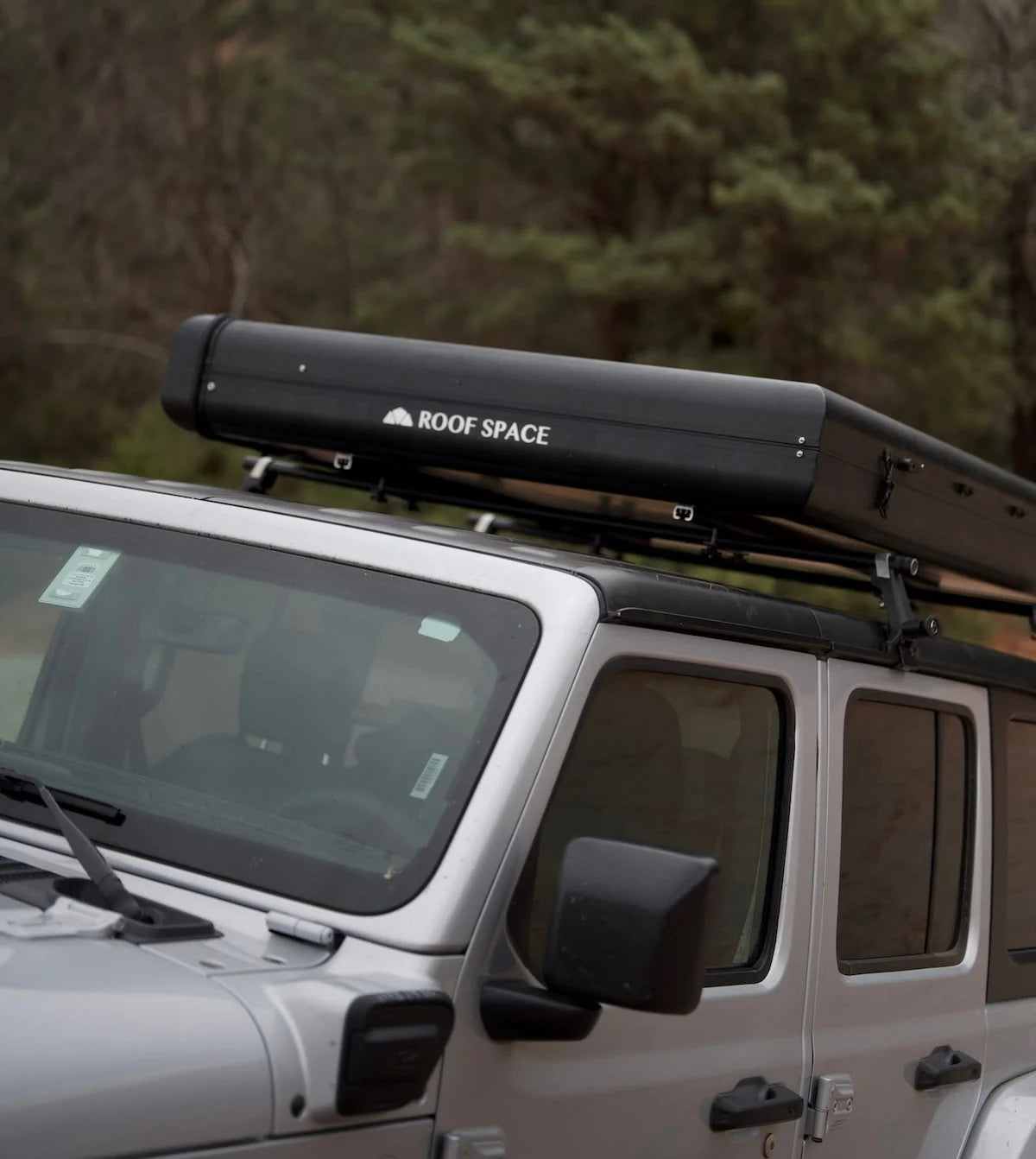 Coque 100% aluminium d'une tente de toit Roof Space fermée.