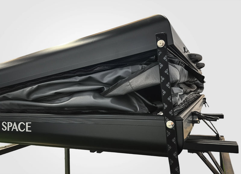 Tente de toit Roof Space en position fermée intermédiaire grâce à la sangle