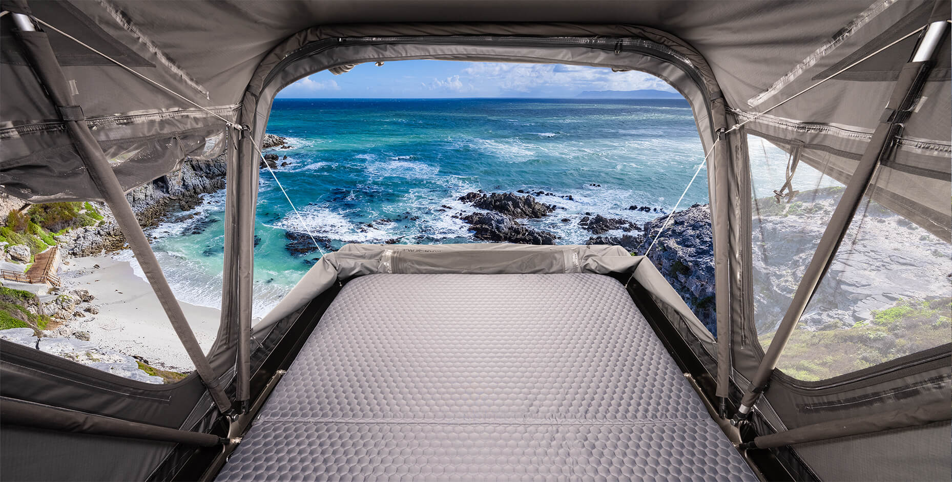 Vue panoramique sur un beau paysage depuis l'intérieur d'une tente de toit Roof Space