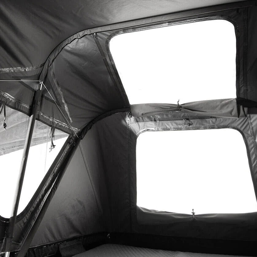 Vue intérieure de la tente de toit Roof Space